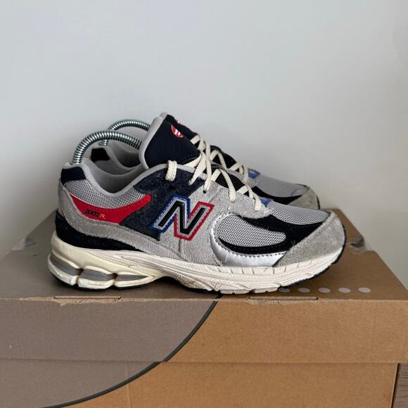 New Balance 2002 R Grey/Black/Red Kids Sneakers - SZ 3 Y - Picture 2 of 13